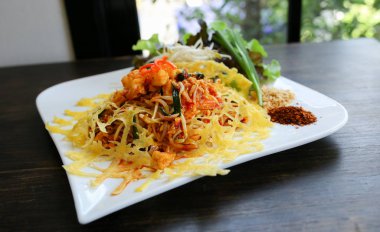 Padthai kızarmış karides yumurta