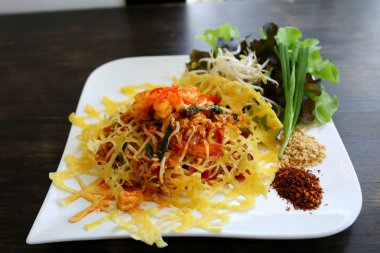 Padthai kızarmış karides yumurta