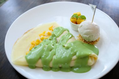 Krep kremalı sos ile Mısır ile tepesinde.