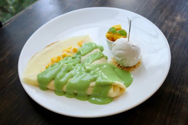 Krep kremalı sos ile Mısır ile tepesinde.