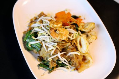 Soya soslu domuz eti ile kızarmış erişte.