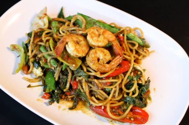 Tay sarhoş erişte, makarna, karides.