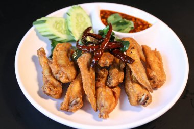 Chili sos ile tepesinde kızarmış tavuk kanadı için Palm yağı.