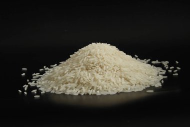 Tay altın pirinç siyah sahnesinde