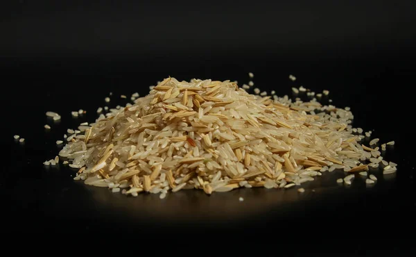 Zlomková rýže v černé scéně. — Stock fotografie