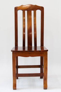 Beyaz sahne ile ahşap sandalye