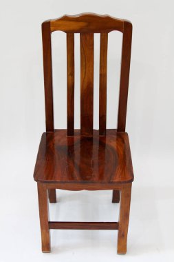 Beyaz sahne ile ahşap sandalye