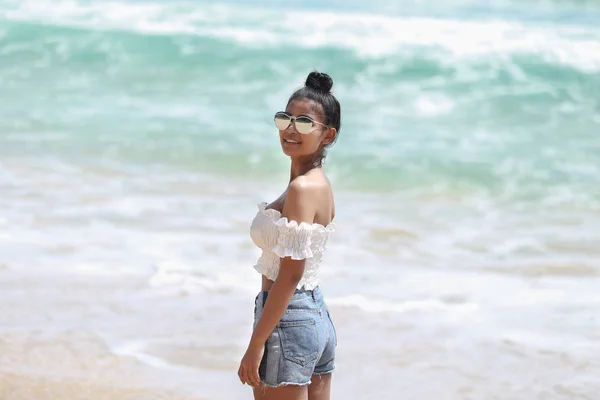 Азиатская девушка у моря — стоковое фото