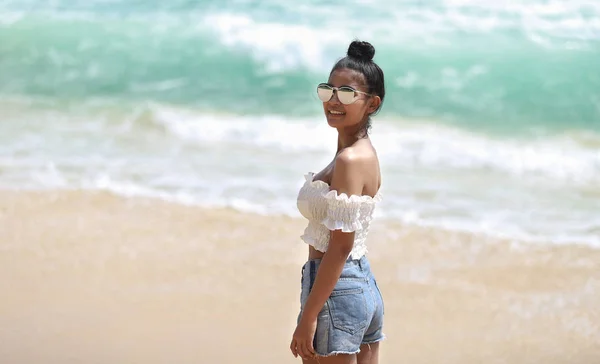 Menina asiática junto ao mar — Fotografia de Stock