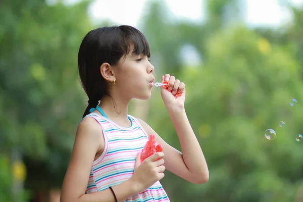 Kız üfleme balonlar