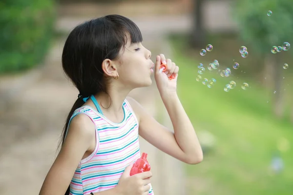 Kız üfleme balonlar