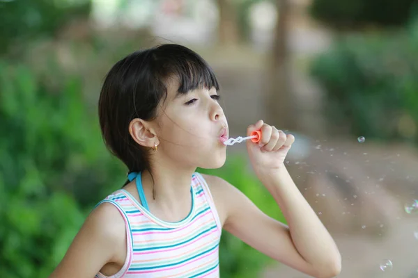 Kız üfleme balonlar