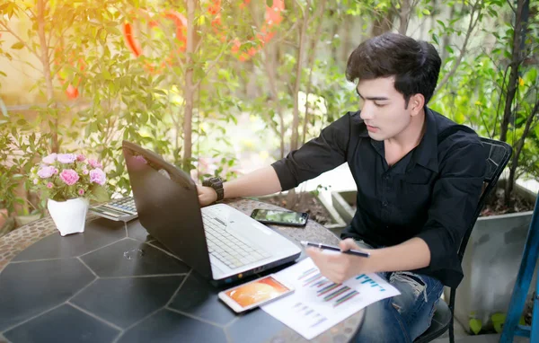 Jeune homme d'affaires à la recherche d'actions Photo De Stock