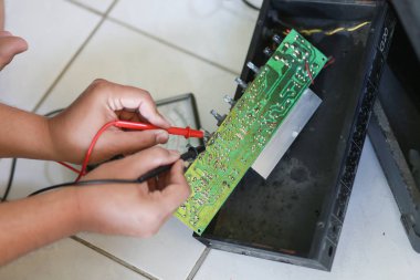 Devre amplifikatör ölçü ışık tarafından multimetre lehim.