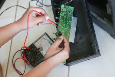 Devre amplifikatör ölçü ışık tarafından multimetre lehim.