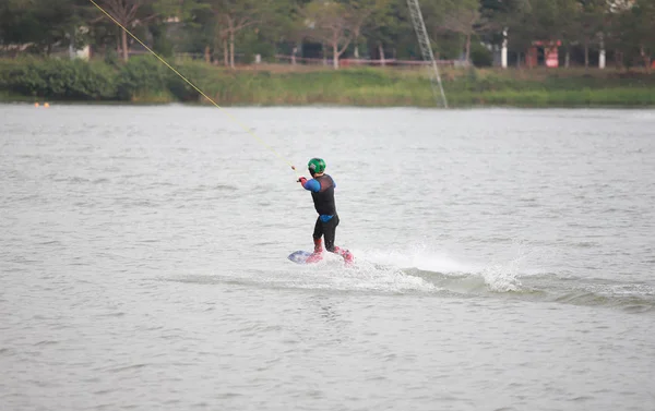 Surfing w hali sportowej wody. — Zdjęcie stockowe