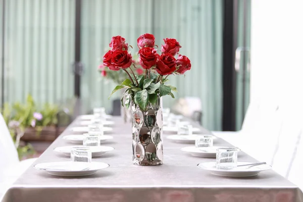 Vazolar ve sofra takımları