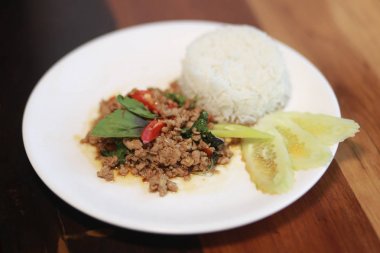 Fesleğenli kızarmış pilav