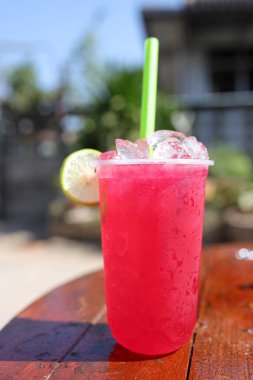 Çilekli ve limonlu su ve soda.