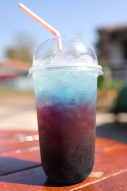 Üzüm, mavi su ve soda masada.