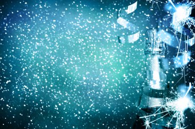 Şişe şampanya. Kutlama yeni yıl 