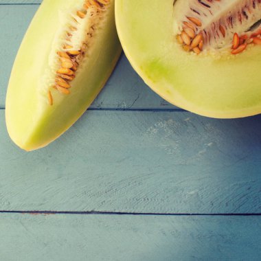 ahşap masa arka plan üzerinde sulu honeydew kavun.
