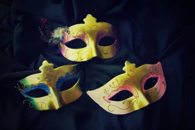 Karnaval maskesi siyah artalanları üzerinde