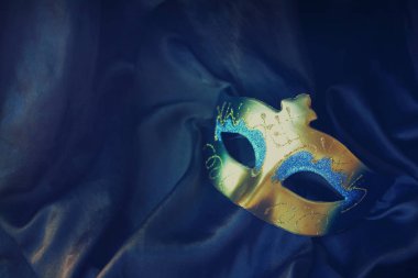 Karnaval maskesi siyah artalanları üzerinde