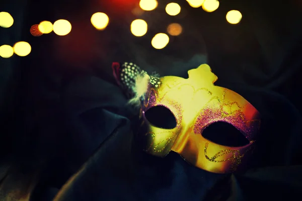 Карнавальная маска на черном фоне — стоковое фото
