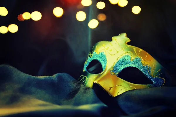 Máscara de carnaval no fundo preto — Fotografia de Stock