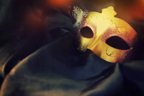 Karnaval maskesi siyah artalanları üzerinde