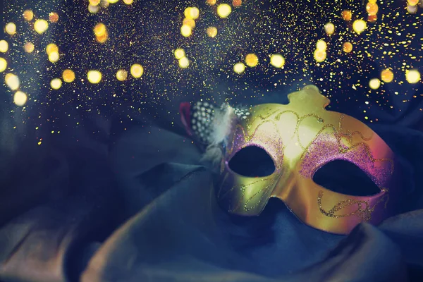 Карнавальна маска на чорному фоні — стокове фото