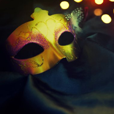 Karnaval maskesi siyah artalanları üzerinde