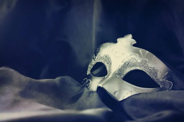 Masque de carnaval sur fond noir — Photo