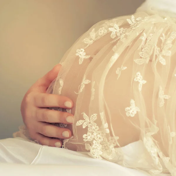 Mulher grávida bonita em casa — Fotografia de Stock