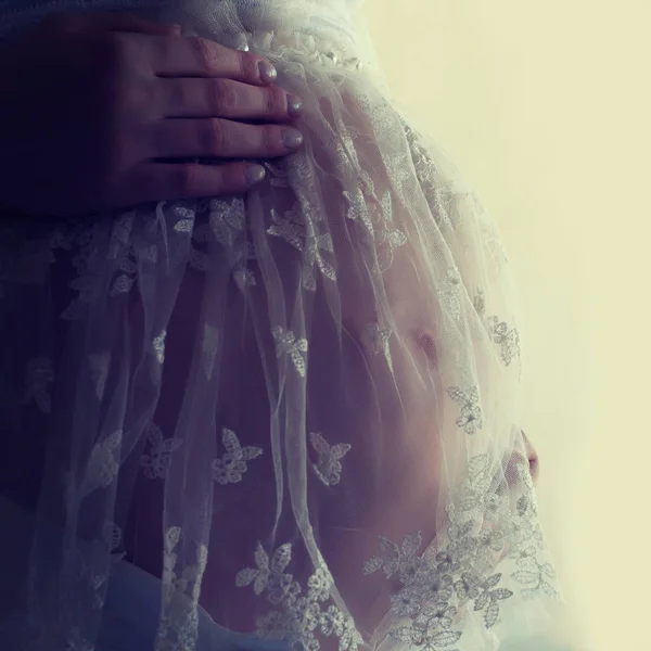 Красивая беременная женщина дома — стоковое фото