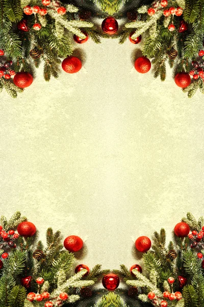 Kartki świąteczne z jodły i wystrój na tle świecidełka — Zdjęcie stockowe