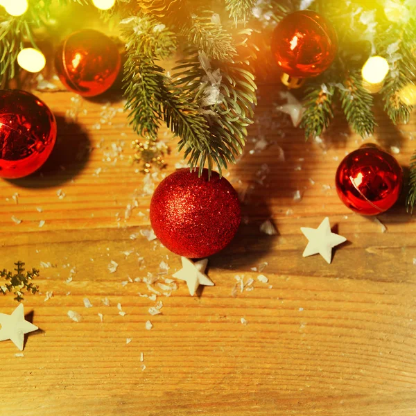 Рождественская открытка с елкой и декором на фоне блесток — стоковое фото