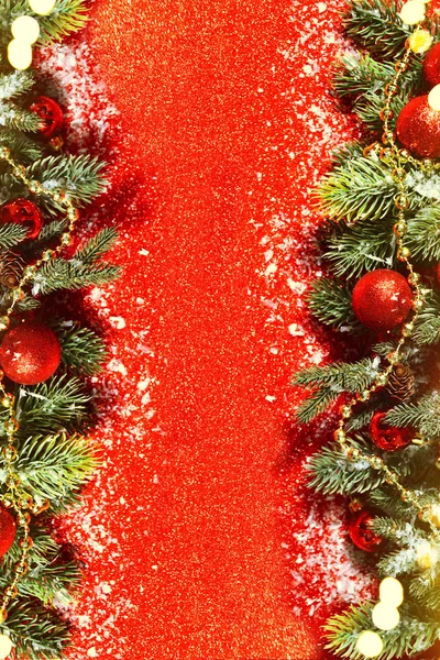 Tarjeta de Navidad con abeto y decoración sobre fondo de brillo — Foto de Stock