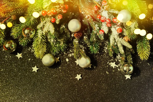 Weihnachtskarte mit Tanne und Dekor auf Glitzerhintergrund — Stockfoto