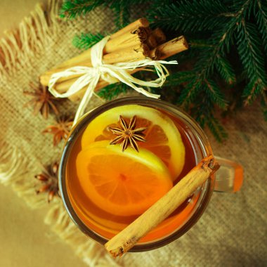 Portakallı ve baharatlı Noel şarabı