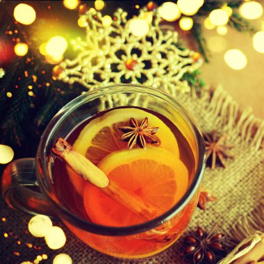 Portakallı ve baharatlı Noel şarabı