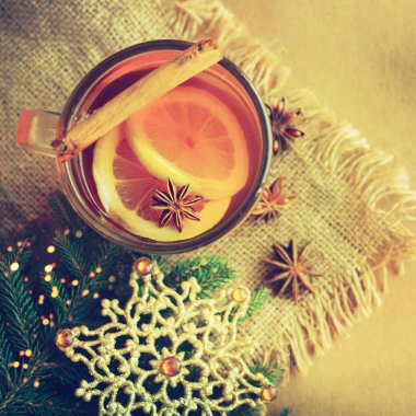 Portakallı ve baharatlı Noel şarabı