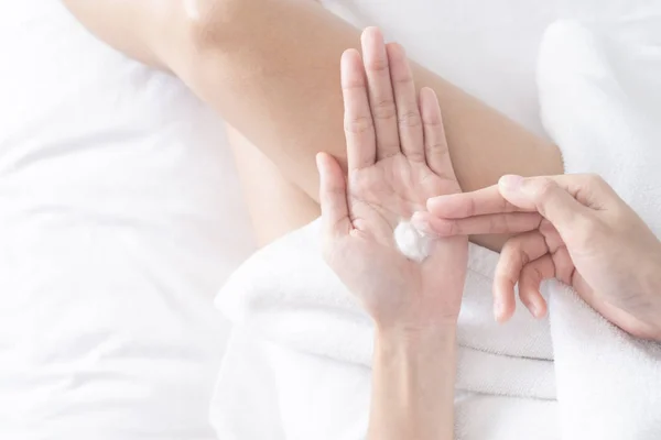 Mujer Aplicando Crema Hidratante Loción Las Manos Cama Blanca Concepto — Foto de Stock