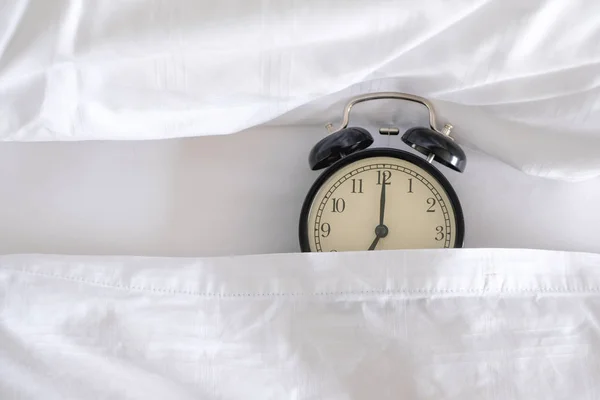 Relógio Alarme Cama Branca Com Espaço Cópia Para Você Projetar — Fotografia de Stock
