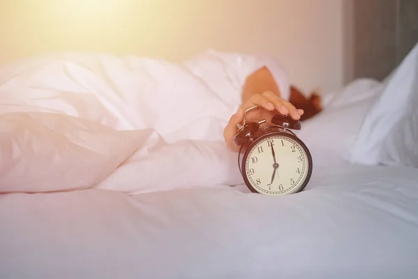 Mulher Dormir Cama Desliga Despertador Acordar Manhã Foco Seletivo — Fotografia de Stock