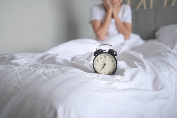 Mulher Dormir Cama Desliga Despertador Acordar Manhã Foco Seletivo — Fotografia de Stock