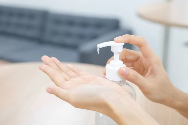 Mãos Mulher Usando Lavar Mão Desinfetante Dispensador Bomba Gel Desinfetante — Fotografia de Stock
