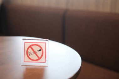 Tasarım için fotokopi alanı olan bir tabela üzerinde sigara içmek yasak