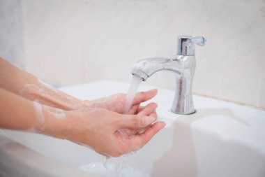 Kadın ellerini yıkıyor, Corona virüsü önlüyor, ellerini sabun ve sıcak suyla yıkıyor. Coronavirüs salgını için el hijyeni. El yıkama ile korunma sıklıkla kabul edilir.